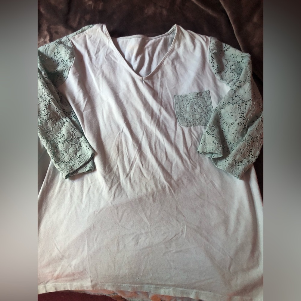 Never worn women’s tea with intricate lace detailing on Back and pocket